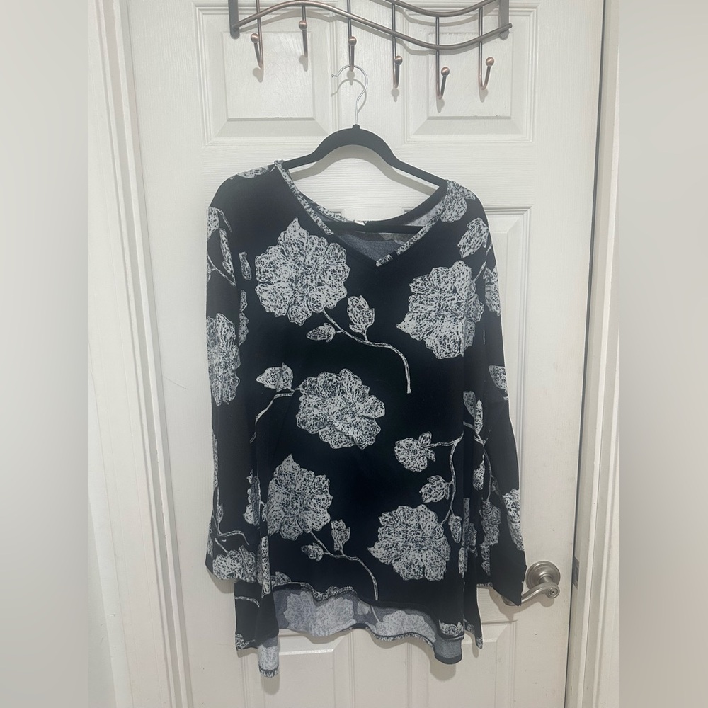 LuLaRoe floral plus size tunic black and white top 3XL